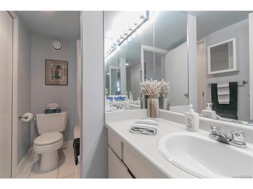 706-327 Maitland St, Victoria, BC - Indoor Photo Showing Bathroom