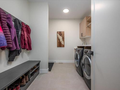 3849 Glen Oaks Dr, Nanaimo, BC - Indoor Photo Showing Laundry Room