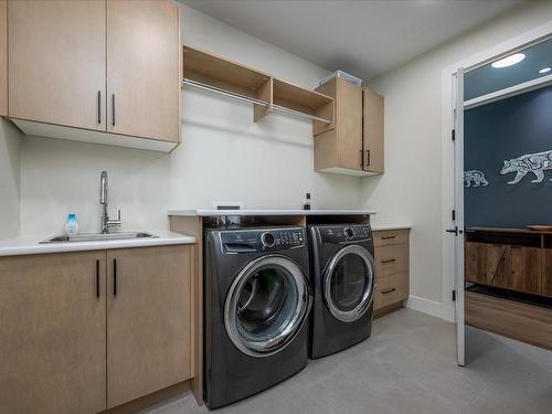 3849 Glen Oaks Dr, Nanaimo, BC - Indoor Photo Showing Laundry Room