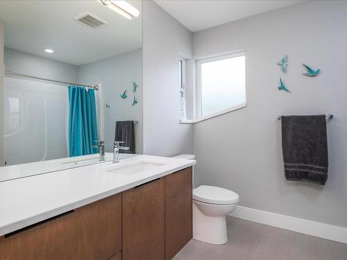 3849 Glen Oaks Dr, Nanaimo, BC - Indoor Photo Showing Bathroom