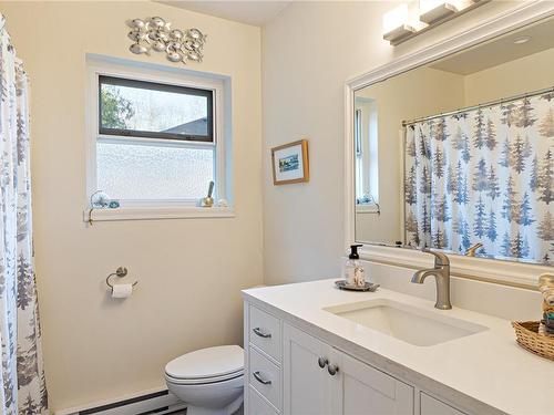 830 Redonda Pl, Qualicum Beach, BC - Indoor Photo Showing Bathroom