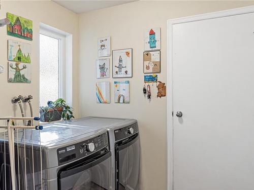 830 Redonda Pl, Qualicum Beach, BC - Indoor Photo Showing Laundry Room