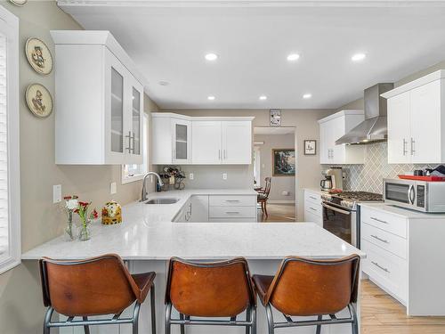 830 Redonda Pl, Qualicum Beach, BC - Indoor Photo Showing Kitchen With Upgraded Kitchen