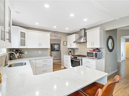 830 Redonda Pl, Qualicum Beach, BC - Indoor Photo Showing Kitchen With Upgraded Kitchen