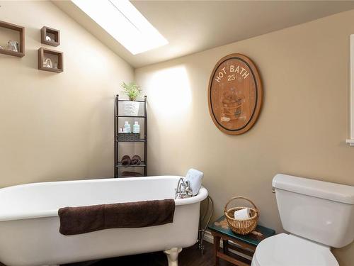 1636 Cedar Rd, Nanaimo, BC - Indoor Photo Showing Bathroom