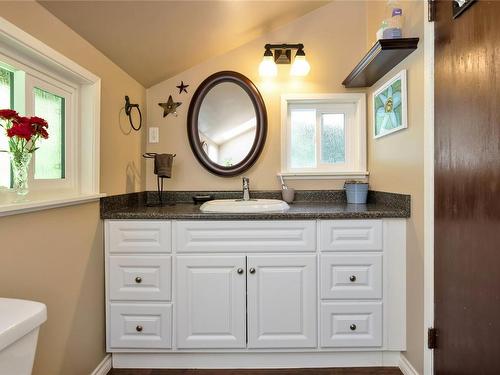 1636 Cedar Rd, Nanaimo, BC - Indoor Photo Showing Bathroom