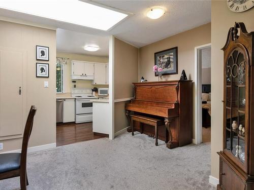 1636 Cedar Rd, Nanaimo, BC - Indoor Photo Showing Kitchen