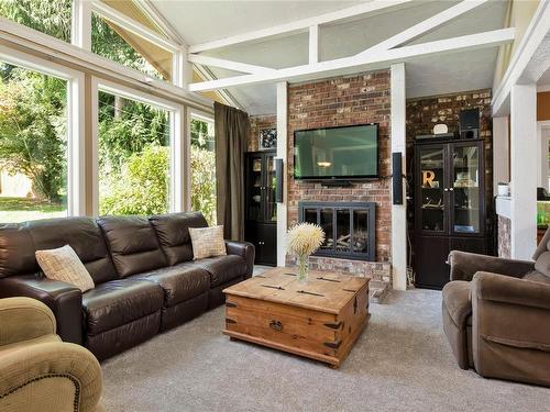 1636 Cedar Rd, Nanaimo, BC - Indoor Photo Showing Living Room With Fireplace