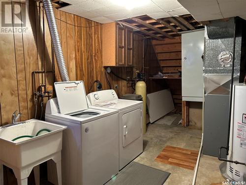 910 12Th Street, Humboldt, SK - Indoor Photo Showing Laundry Room