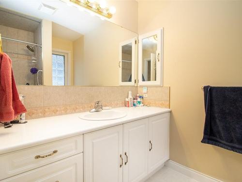 102-1321 Ridgeway Drive, Kelowna, BC - Indoor Photo Showing Bathroom