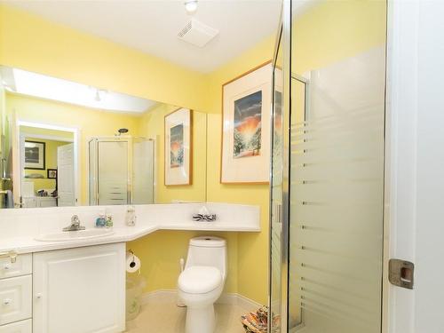 102-1321 Ridgeway Drive, Kelowna, BC - Indoor Photo Showing Bathroom