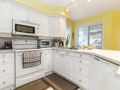 102-1321 Ridgeway Drive, Kelowna, BC - Indoor Photo Showing Kitchen With Double Sink