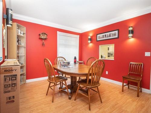 102-1321 Ridgeway Drive, Kelowna, BC - Indoor Photo Showing Dining Room