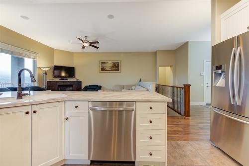 3-2421 Glacier Court, Kelowna, BC - Indoor Photo Showing Kitchen