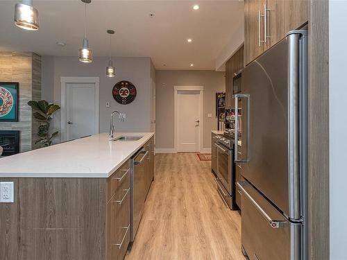 304-2500 Hackett Cres, Central Saanich, BC - Indoor Photo Showing Kitchen With Upgraded Kitchen
