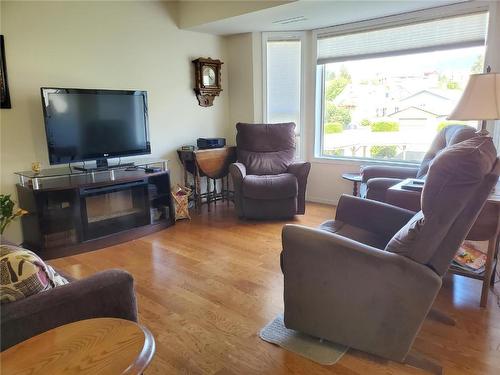 213-3805 30Th Avenue, Vernon, BC - Indoor Photo Showing Living Room