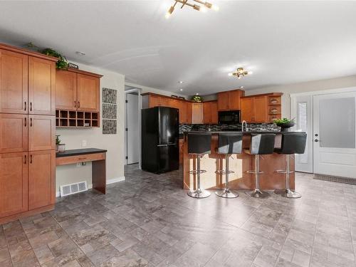 4441 Mallory Crescent, Okanagan Falls, BC - Indoor Photo Showing Kitchen