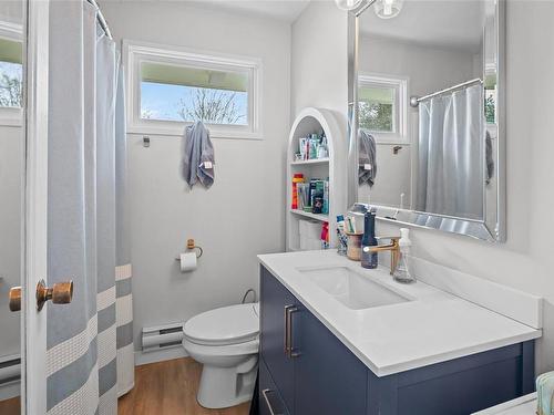 1732 Amphion St, Victoria, BC - Indoor Photo Showing Bathroom