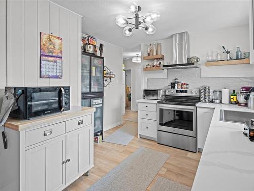 1732 Amphion St, Victoria, BC - Indoor Photo Showing Kitchen