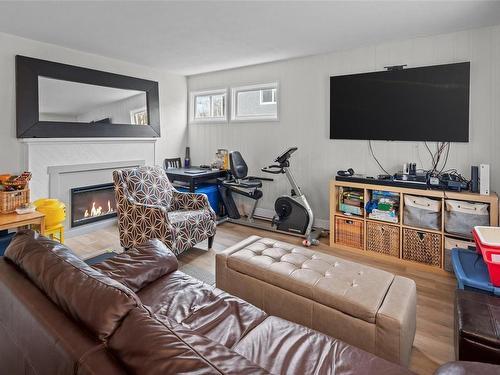 1732 Amphion St, Victoria, BC - Indoor Photo Showing Living Room With Fireplace