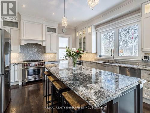 2411 Thorn Lodge Dr, Mississauga, ON - Indoor Photo Showing Kitchen With Upgraded Kitchen