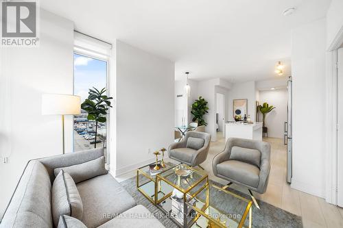 #610 -9471 Yonge St, Richmond Hill, ON - Indoor Photo Showing Living Room
