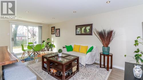 67 Corbett Drive, Barrie, ON - Indoor Photo Showing Living Room