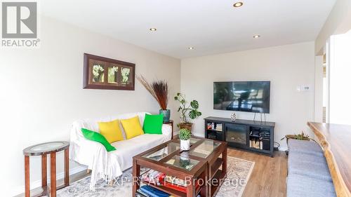 67 Corbett Drive, Barrie, ON - Indoor Photo Showing Living Room
