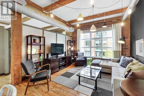 502 - 90 Sherbourne Street, Toronto, ON - Indoor Photo Showing Living Room