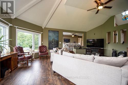 69 County Rd 121, Kawartha Lakes, ON - Indoor Photo Showing Living Room
