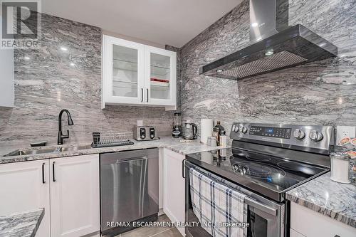 4733 River Rd, Niagara Falls, ON - Indoor Photo Showing Kitchen With Upgraded Kitchen