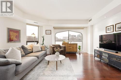 411 - 3 Mcalpine Street, Toronto, ON - Indoor Photo Showing Living Room