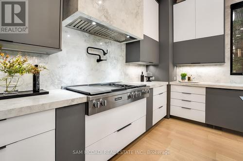 112 Elton Park Rd, Oakville, ON - Indoor Photo Showing Kitchen With Upgraded Kitchen
