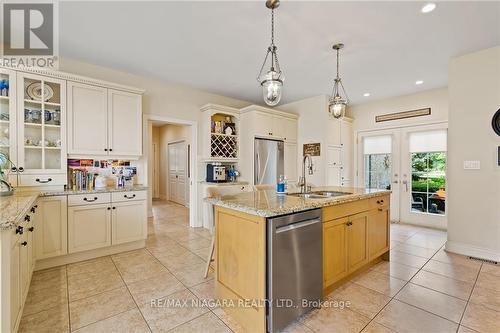 71 Tanbark Rd, Niagara-On-The-Lake, ON - Indoor Photo Showing Kitchen With Double Sink