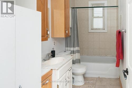 670 Knox Ave, Hamilton, ON - Indoor Photo Showing Bathroom