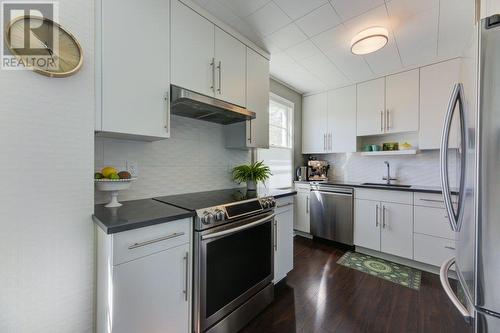 1404 Graham Street, Kelowna, BC - Indoor Photo Showing Kitchen With Upgraded Kitchen