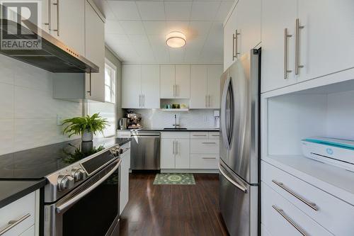 1404 Graham Street, Kelowna, BC - Indoor Photo Showing Kitchen With Upgraded Kitchen