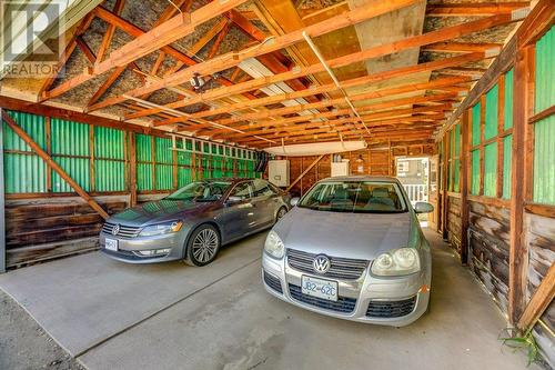 1404 Graham Street, Kelowna, BC - Indoor Photo Showing Garage