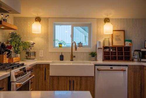 723 Hendryx Street, Nelson, BC - Indoor Photo Showing Kitchen