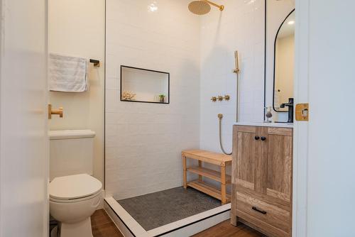 723 Hendryx Street, Nelson, BC - Indoor Photo Showing Bathroom
