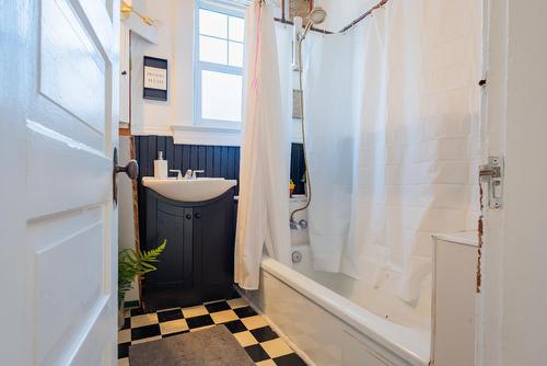 723 Hendryx Street, Nelson, BC - Indoor Photo Showing Bathroom