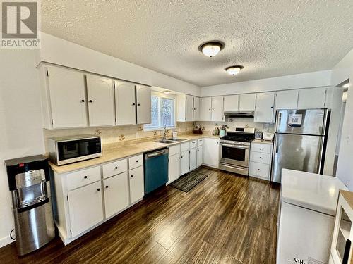 721 Cariboo Trail, 100 Mile House, BC - Indoor Photo Showing Kitchen With Double Sink