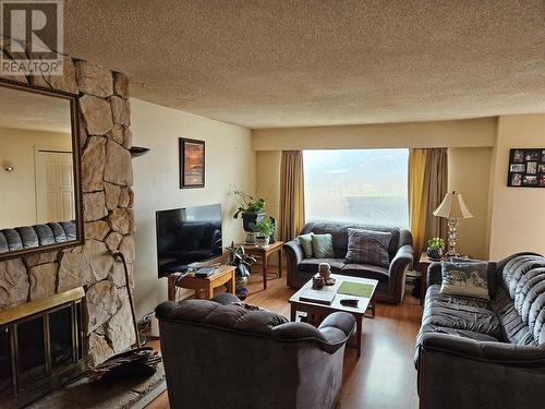 2520 Upper Bench Road, Keremeos, BC - Indoor Photo Showing Living Room With Fireplace