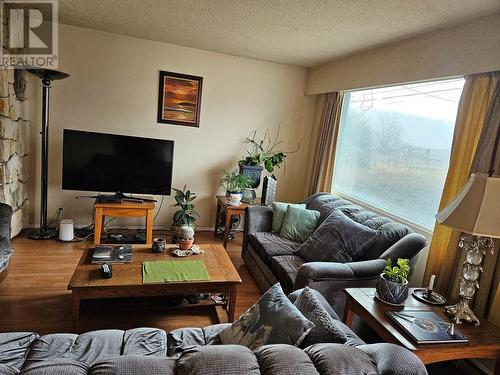 2520 Upper Bench Road, Keremeos, BC - Indoor Photo Showing Living Room