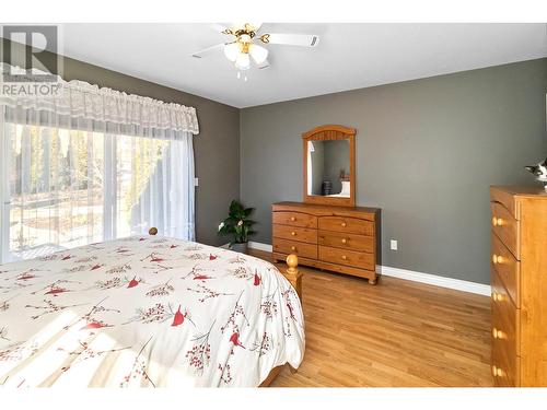 4750 Peachland Place, Peachland, BC - Indoor Photo Showing Bedroom
