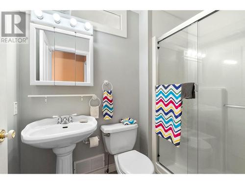 4750 Peachland Place, Peachland, BC - Indoor Photo Showing Bathroom