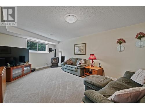 15575 Commonage Road, Lake Country, BC - Indoor Photo Showing Living Room