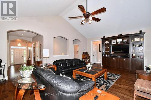 34 South Harbour Drive, Kawartha Lakes, ON - Indoor Photo Showing Living Room