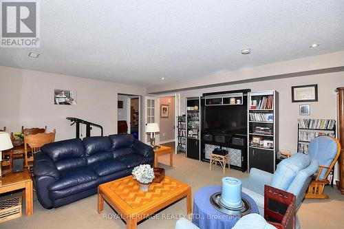 34 South Harbour Drive, Kawartha Lakes, ON - Indoor Photo Showing Living Room