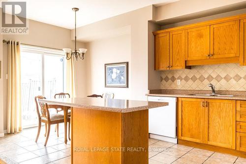 522 Stonehenge Drive, Hamilton, ON - Indoor Photo Showing Kitchen
